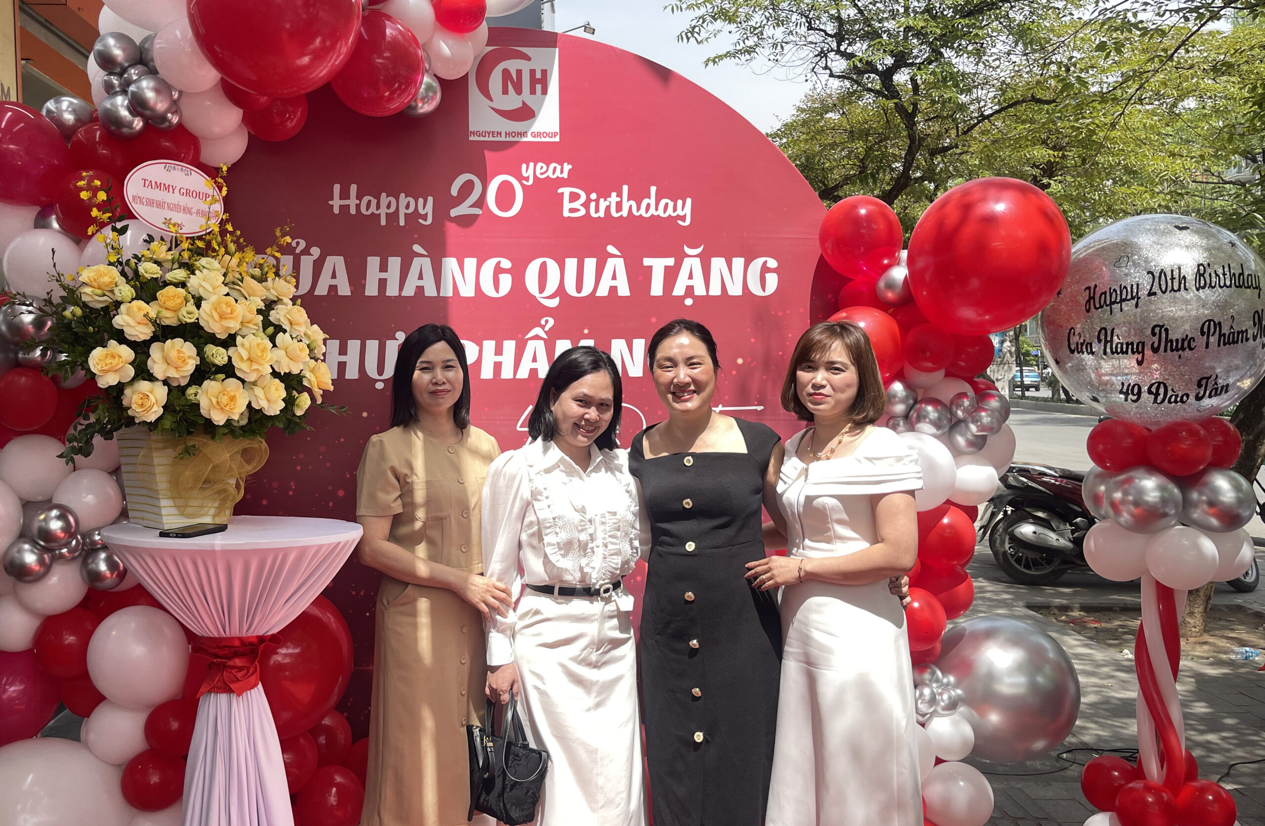 Đại diện CLB Doanh nghiệp Long Biên cũng có mặt tại sự kiện để chia vui cùng Nguyễn Hồng