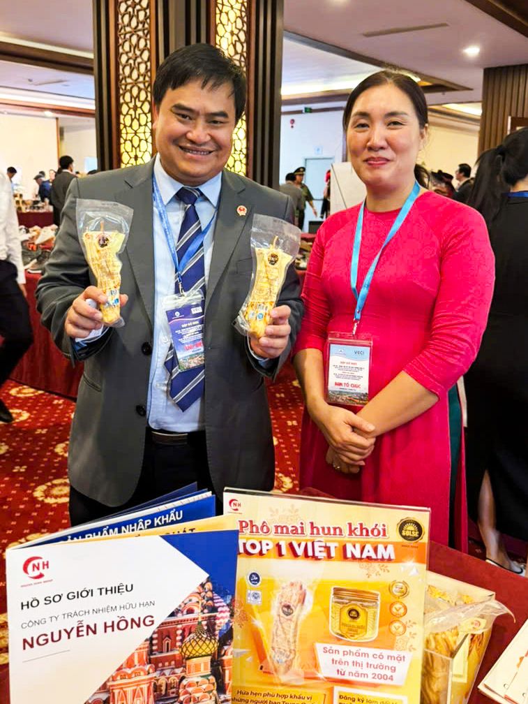 Tham tán Thương mại Việt Nam tại Malaysia Lê Phú Cường chụp ảnh kỷ niệm cùng bà Trần Thanh Huyền và Phô mai Hun khói SOLSE 