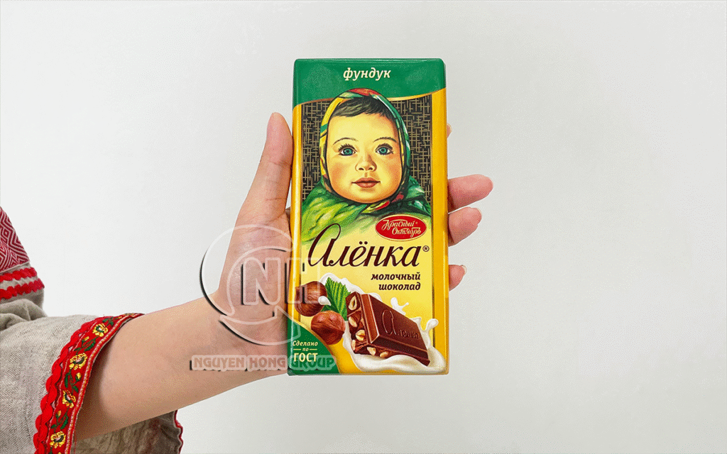 Kẹo socola nhân hạt dẻ và nho khô