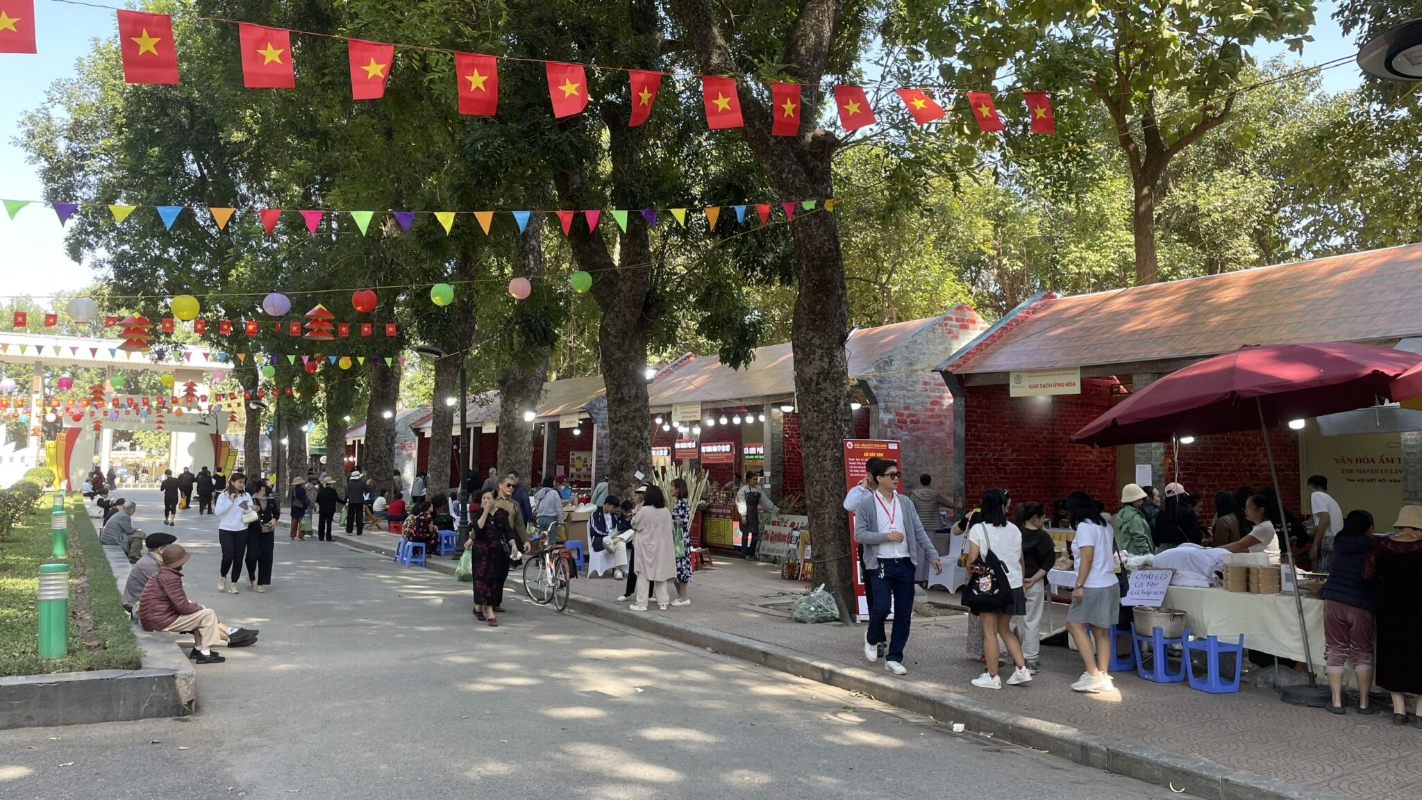 (Lễ hội Văn hóa Ẩm thực Hà Nội 2024: Gian hàng Nga do Nguyễn Hồng Group phụ trách thu hút hơn 1.000 lượt khách tham quan và mua sắm)