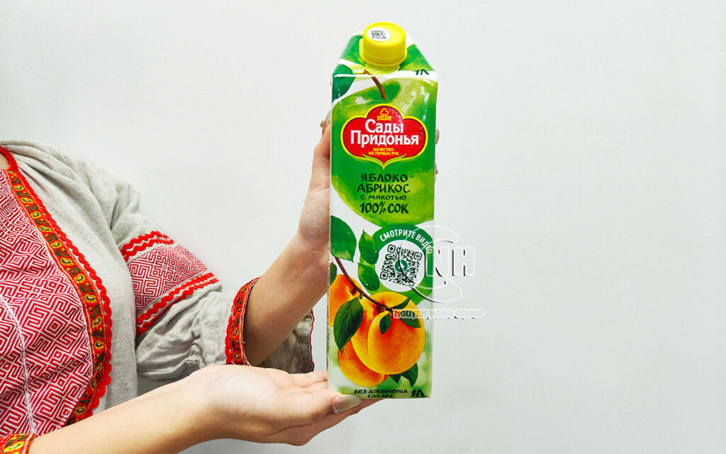 là sự kết hợp giữa nước táo nguyên chất và mơ nghiền tự nhiên, mang đến vị ngon dịu nhẹ và thanh mát và dễ uống