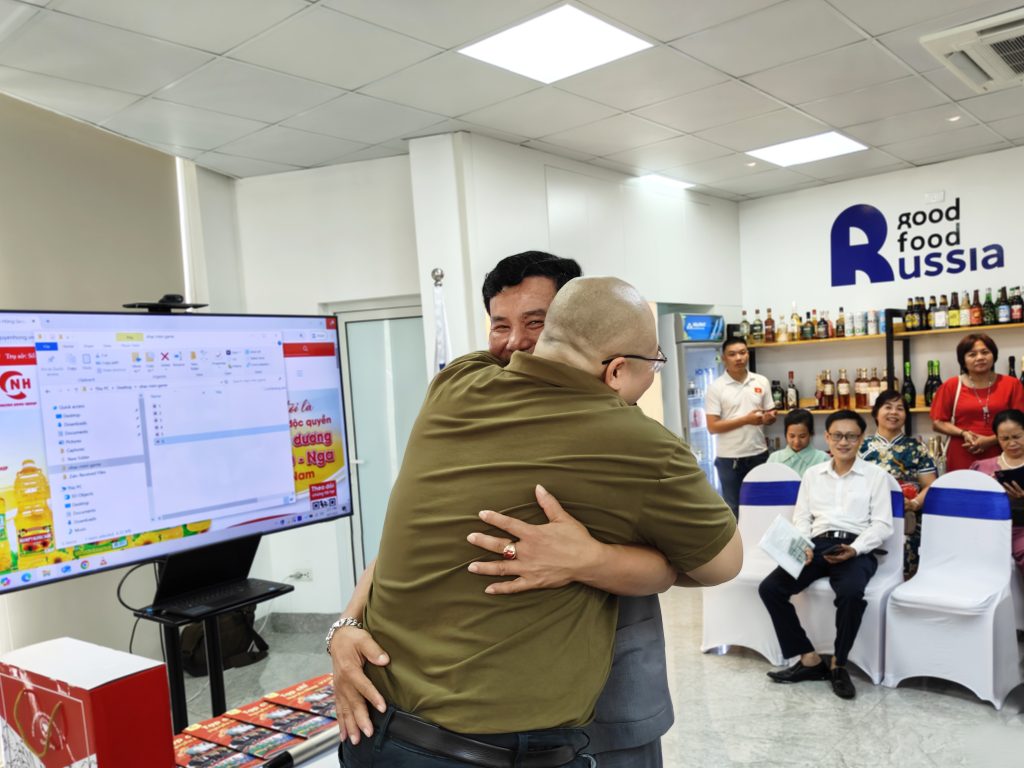 Các đại diện từ Công ty TNHH Nguyễn Hồng và Đoàn Doanh nhân Tây Hải Phòng.