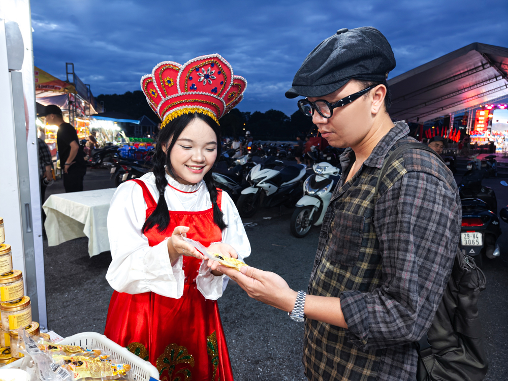 Đông đảo khách ghé thăm gian hàng của Nguyễn Hồng tại Tuần Văn hóa – Thương mại – Sinh vật cảnh 2025
