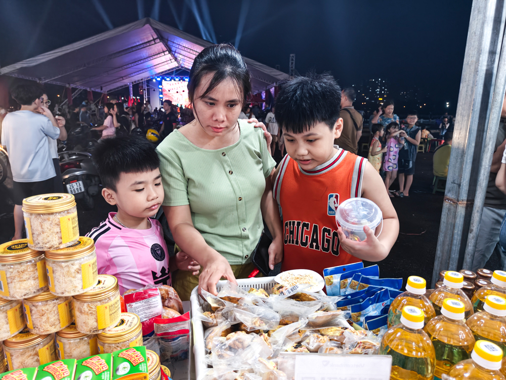 Đông đảo khách ghé thăm gian hàng của Nguyễn Hồng tại Tuần Văn hóa – Thương mại – Sinh vật cảnh 2025