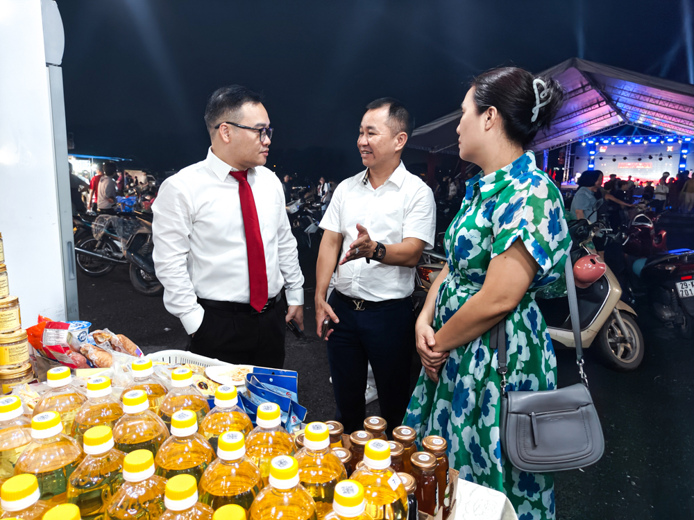 Đông đảo khách ghé thăm gian hàng của Nguyễn Hồng tại Tuần Văn hóa – Thương mại – Sinh vật cảnh 2025