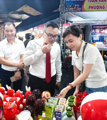 Đông đảo khách ghé thăm gian hàng của Nguyễn Hồng tại Tuần Văn hóa – Thương mại – Sinh vật cảnh 2025