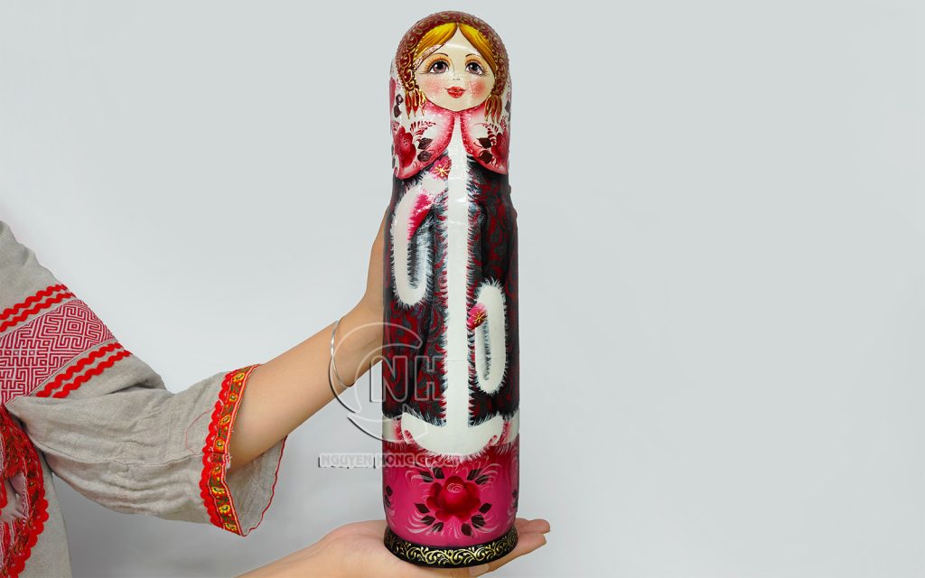 matryoshka-co-gai-mau-hong-1600x1000-21