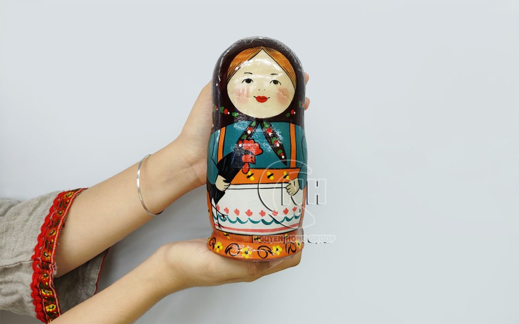 Búp bê Matryoshka em bé truyền thống Nga