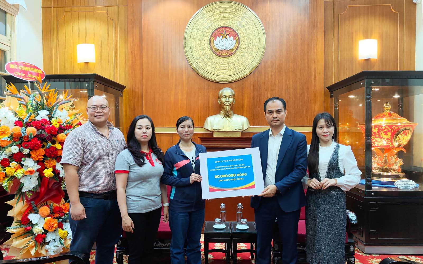 Nguyễn Hồng sẻ chia tình cảm với đồng bào lũ lụt miền Trung