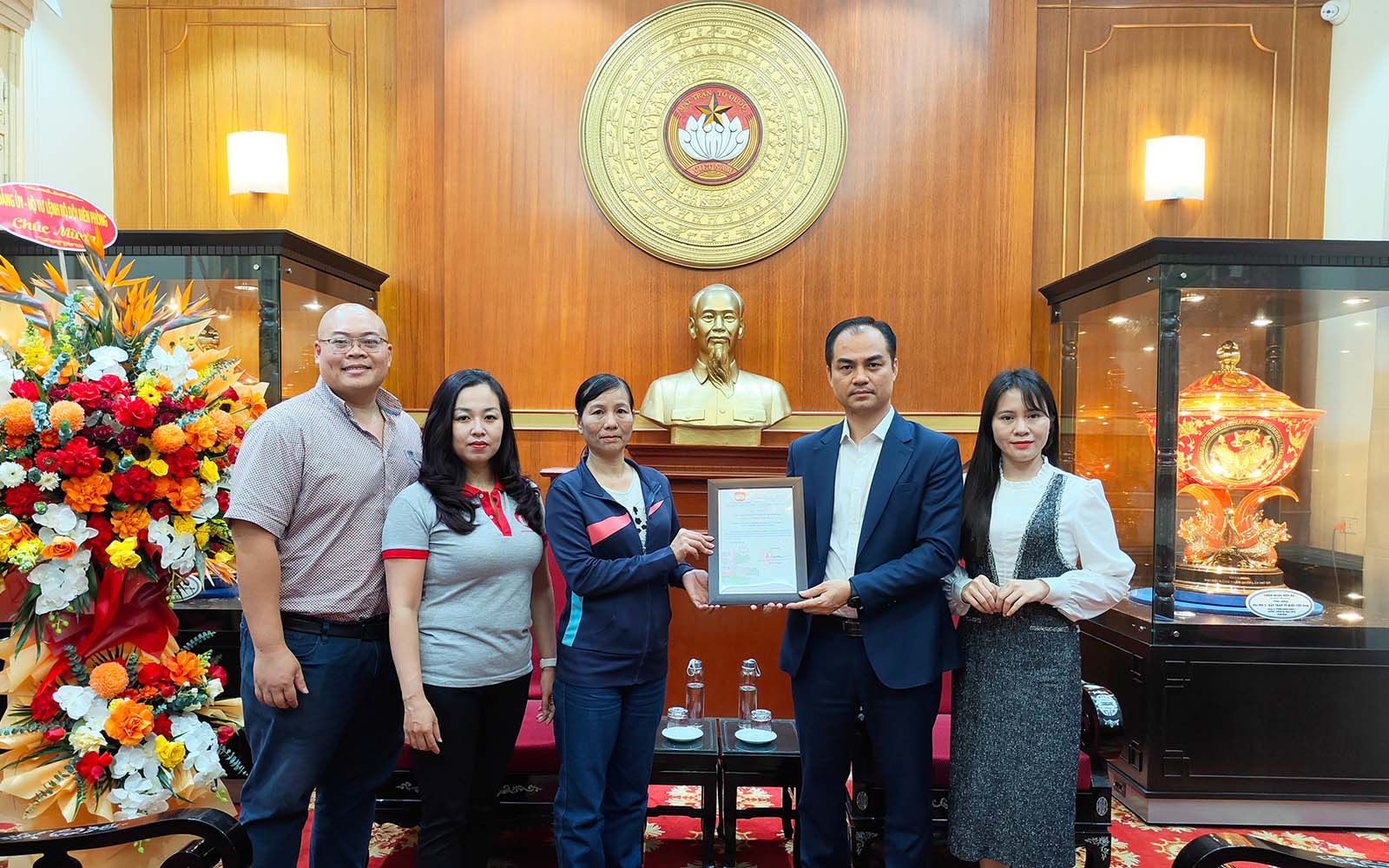 Nguyễn Hồng sẻ chia tình cảm với đồng bào lũ lụt miền Trung