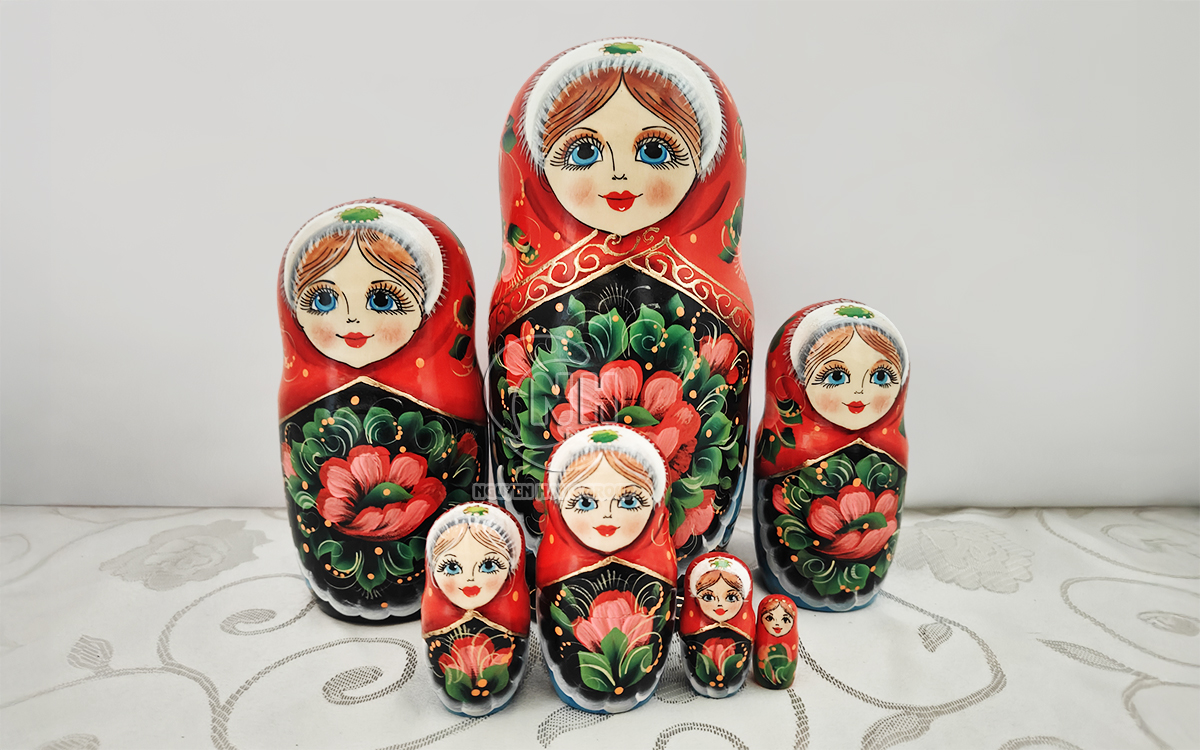 Búp bê Matryoshka đóa hồng đỏ thắm