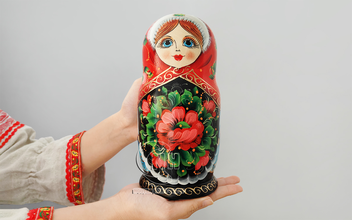 Búp bê Matryoshka đóa hồng đỏ thắm