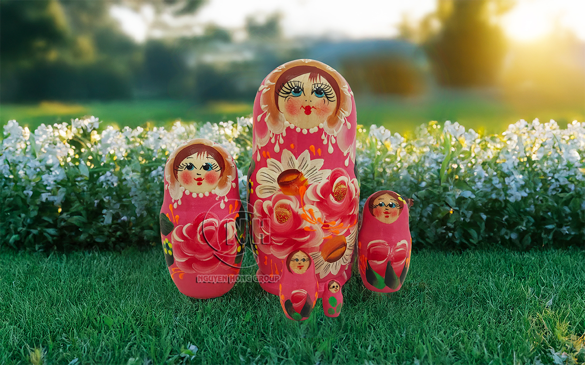 Búp bê Matryoshka sắc hồng rực rỡ