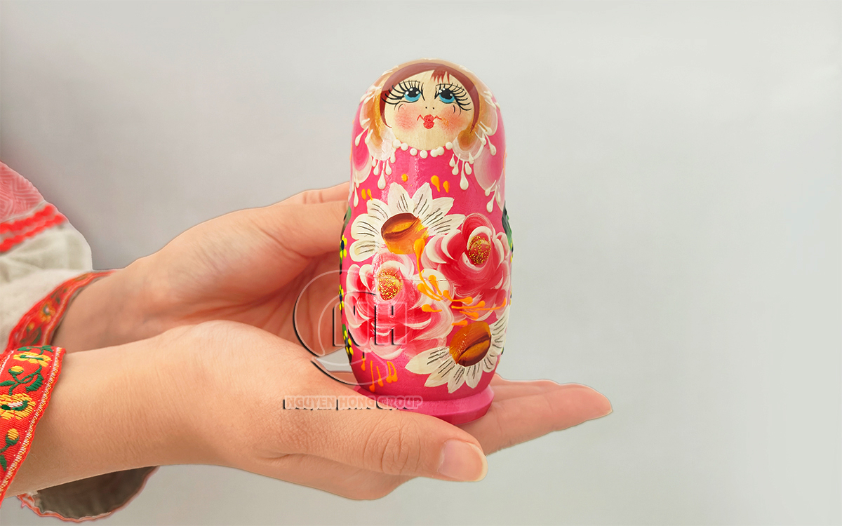 Búp bê Matryoshka sắc hồng rực rỡ