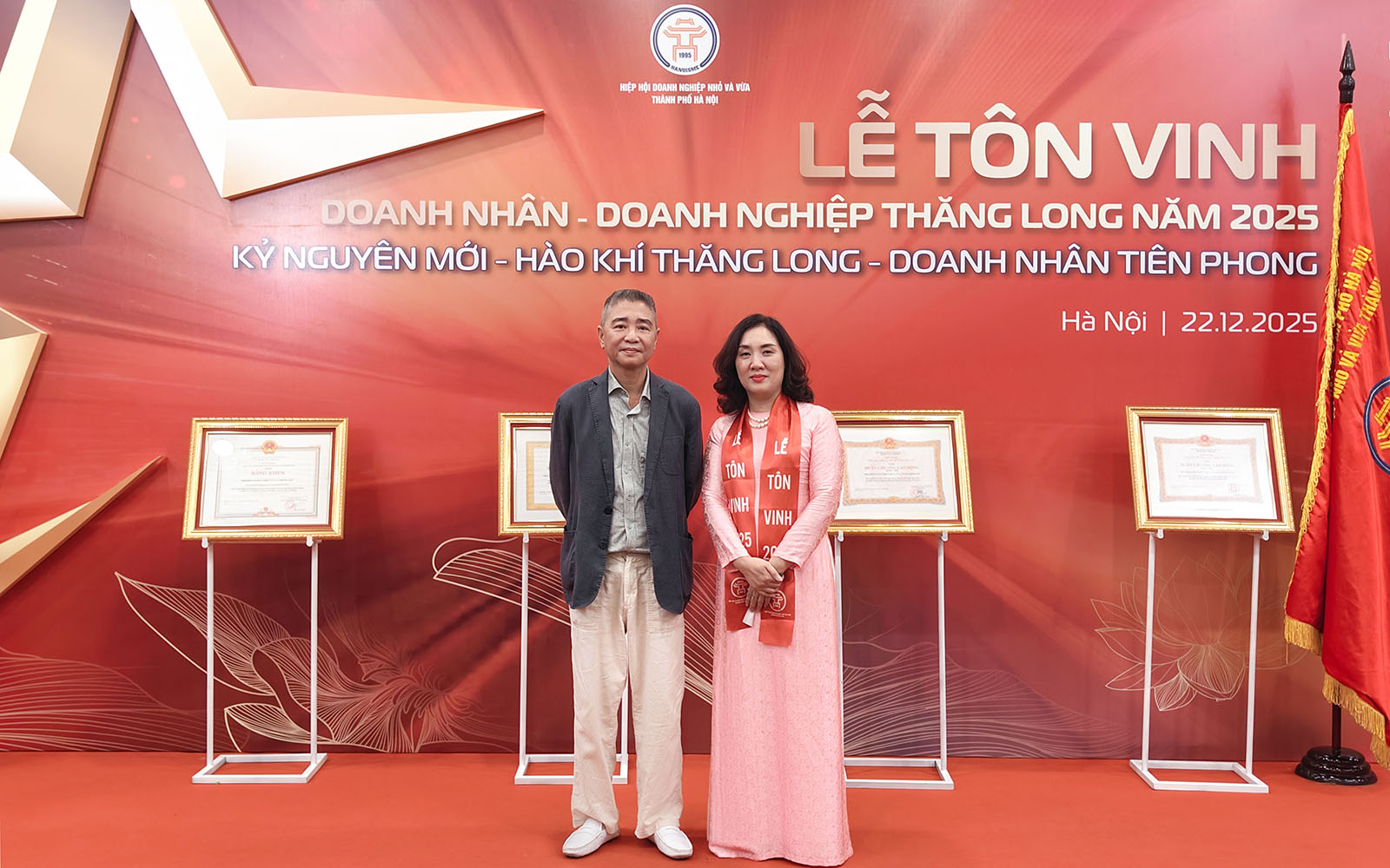 Công ty TNHH Nguyễn Hồng vinh dự nhận bằng khen tại Lễ tôn vinh Doanh nhân - Doanh nghiệp Thăng Long 2025