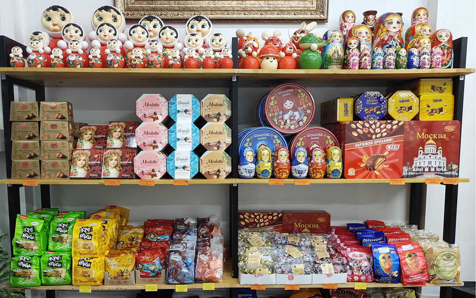 Nguyễn Hồng chính thức hiện diện tại phố Nguyễn Sơn với cửa hàng “Chuyên sỉ hàng Nga”