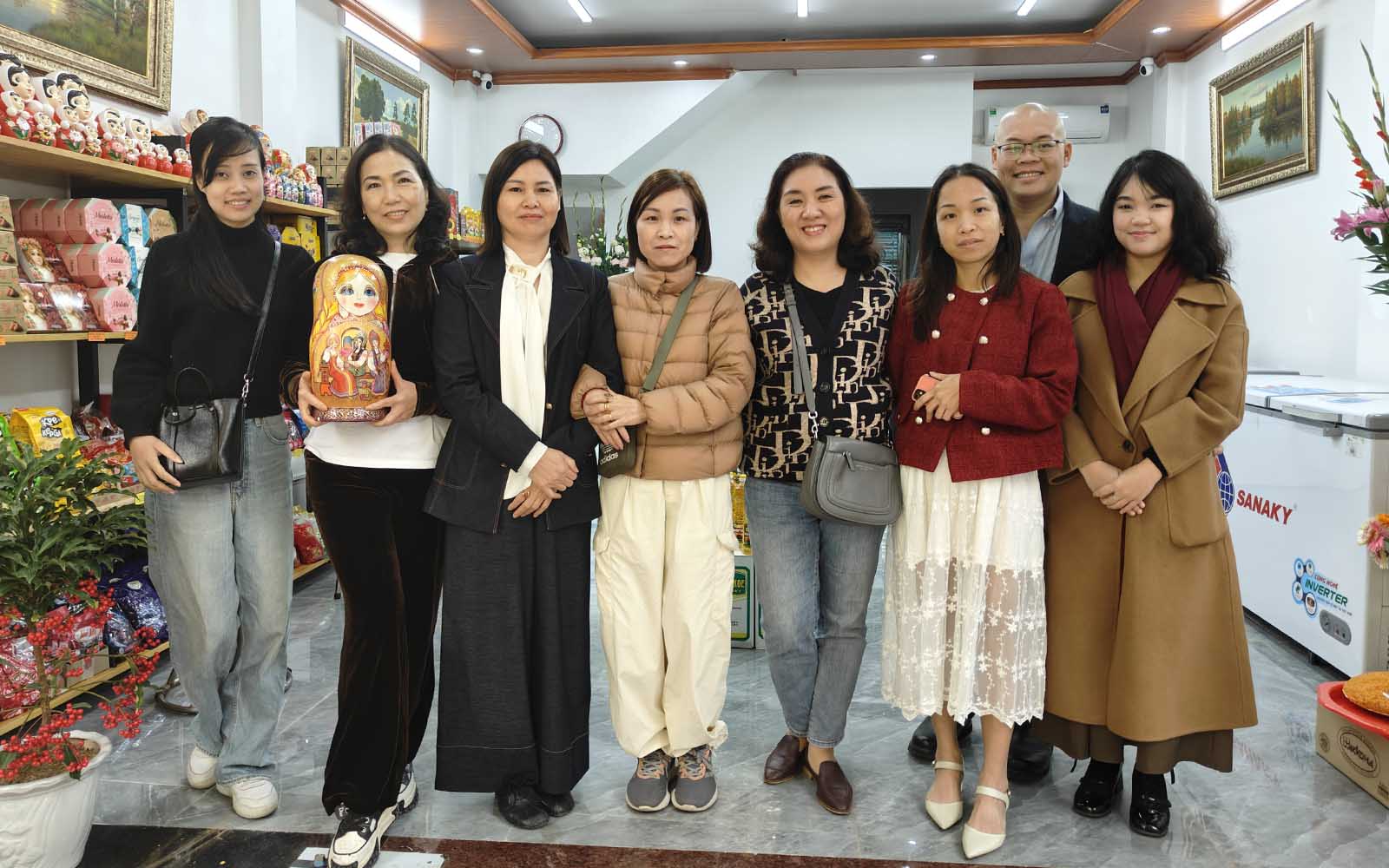 Nguyễn Hồng chính thức hiện diện tại phố Nguyễn Sơn với cửa hàng “Chuyên sỉ hàng Nga”