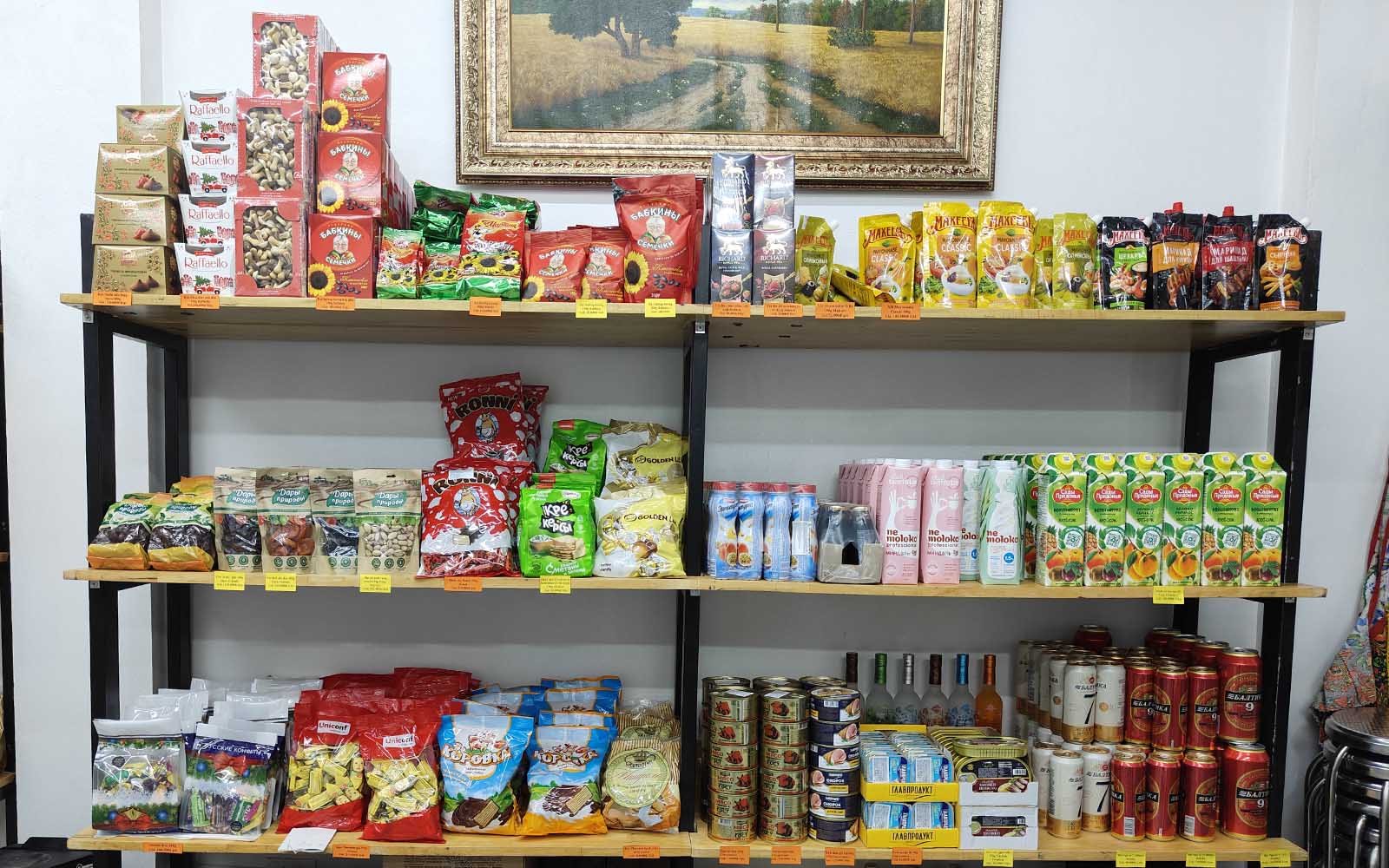 Nguyễn Hồng chính thức hiện diện tại phố Nguyễn Sơn với cửa hàng “Chuyên sỉ hàng Nga”