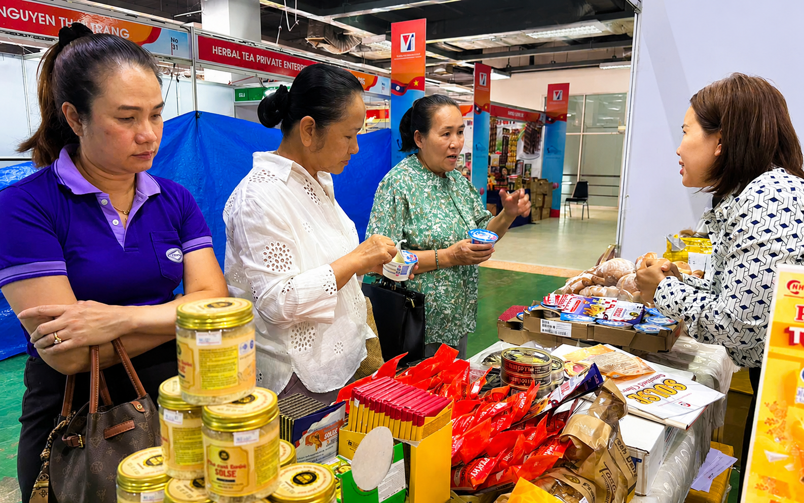 Người dân Lào hào hứng với các món ăn truyền thống “pha” vị Nga tại VIETLAO EXPO 2026